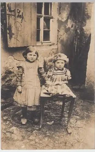 (5338) Foto AK Mädchen und kleiner Junge auf Stuhl 1918