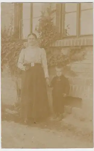 (5326) AK Frau mit kleinem Jungen vor Gebäude, wilder Wein, vor 1945