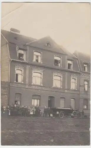 (5301) Foto AK Wohnhaus, Backstein, Kinder, Automobil, vor 1945