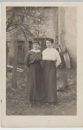 (5253) AK Junge Frauen hinter Haus, vor 1945