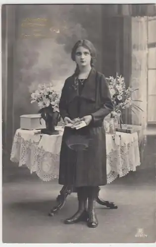 (5227) Foto AK Konfirmation, Mädchen, Tisch, Blumen 1927