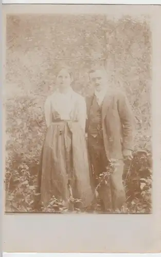 (3695) Foto AK Paar im Grünen, vor 1945