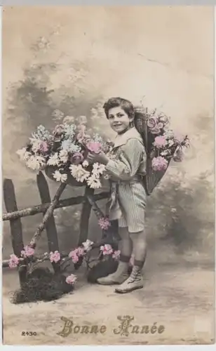 (2095) Foto AK Neujahr, Junge, Korb, Zaun, Blumen 1914
