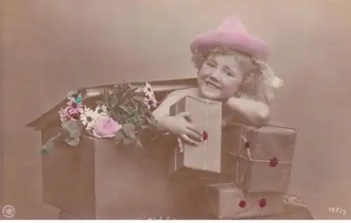 (1942) Foto AK Neujahr, Mädchen in Kiste mit Geschenken 1907