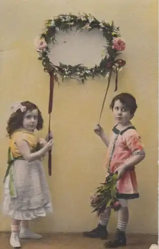 (1731) AK Kinder, Mädchen und Junge mit Blumenkranz 1910