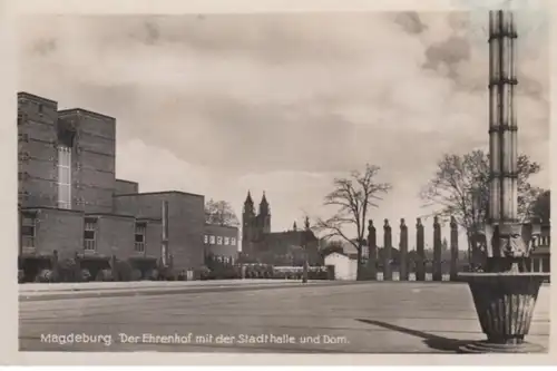 (1423) Foto AK Magdeburg, Ehrenhof mit Stadthalle und Dom 1942
