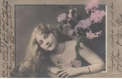 (922) Foto AK junge Frau mit Blumen 1906