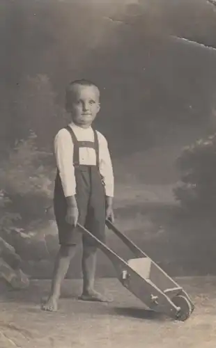 (213) Foto AK Kinder, Junge mit Karre, Fotograf Grünwald, Schönlinde, vor 1945