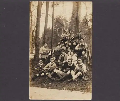 Musikergruppe im Wald - 403496