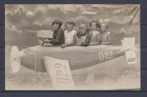 Kinder im Flugzeug - 402234