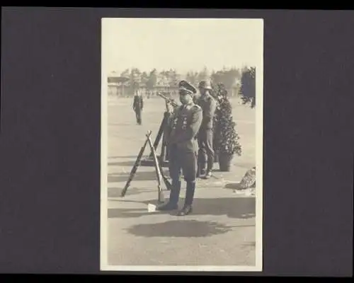 Wehrmachtsoffizier u. Soldat bei der Rast, Fotoansichtskarte - 402283