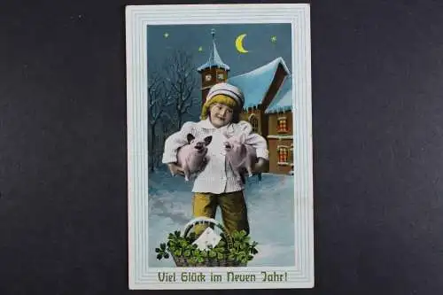 Neujahrsgruß, Kind mit zwei Glücksschweinen - 418957