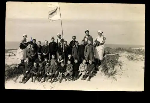 Kindergruppe und 2 Erzieherinnen mit Gitarre, Norderney 1929 - 419861