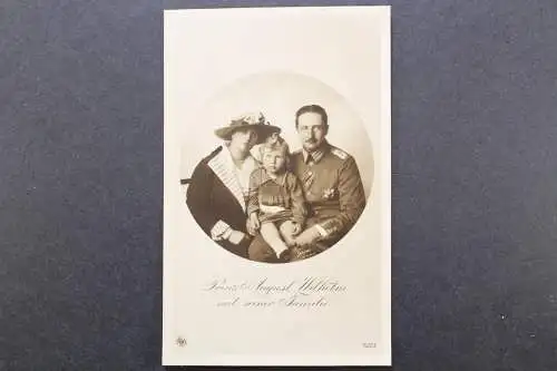 Prinz August Wilhelm mit seiner Familie - 420933