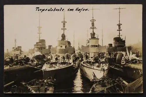 Kaiserliche Kriegsmarine, Torpedoboote im Hafen - 420992