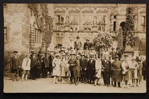 Heidelberg, Schloss, Besuchergruppe im Schlosshof - 422215