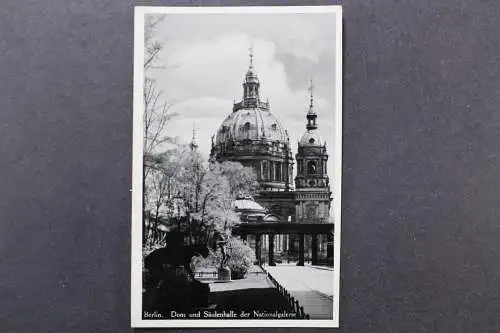 Berlin - Schloß und Säulenhalle der Nationalgallerie - 422897