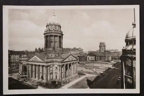 Berlin, Gendarmenmarkt mit Französischen und Deutschen Dom - 422998