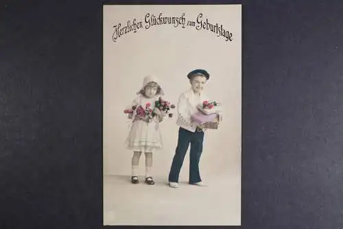 Glückwunsch zum Geburtstag, zwei Kinder mit Blumen u. Geschenke - 419350