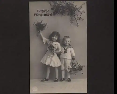 Herzliche Pfingstgrüße, Kinder mit Blumensträuße - 400734