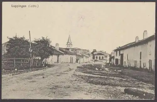 Luppingen, Lothringen, Dorfstrasse und Kirche im Hintergrund - 403164