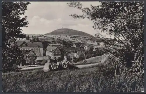 Altenberg i. Erzgeb., 3 Kinder auf der Wiese, Blick auf den Ort und zum Geisingberg - 411818