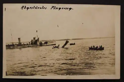 Flugzeug und Kriegsschiff, abgestürztes Flugzeug - 421217