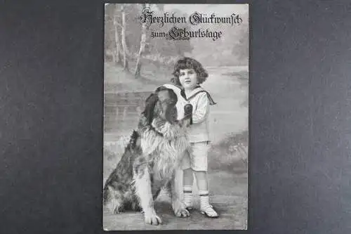 Glückwunsch zum Geburtstag, Kind mit großen sitzenden Hund - 418970