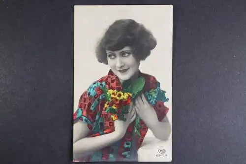 Junge Frau mit Blumen - 419354