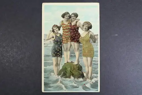 4 junge Frauen im Wasser, Badebekleidung - 419769