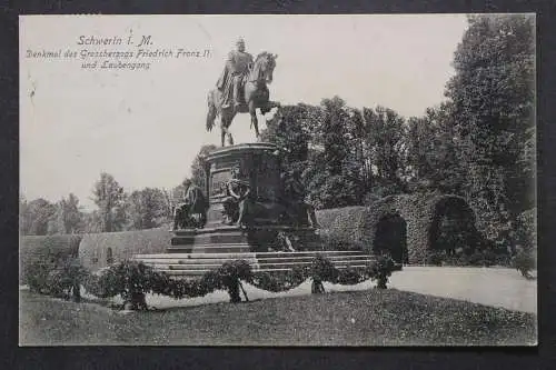 Schwerin, Denkmal des Großherzogs Friedrich Franz II. und Laubengang - 423718