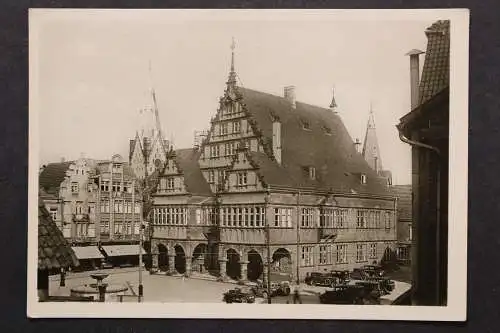 Paderborn, Rathaus, im Hintergrund links der Domturm - 424400