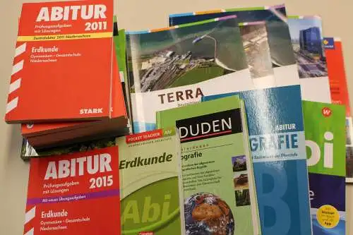 Schulbücher Oberstufe / Abitur. Thema: Erdkunde / Geografie, 16 Ausgaben - 990183