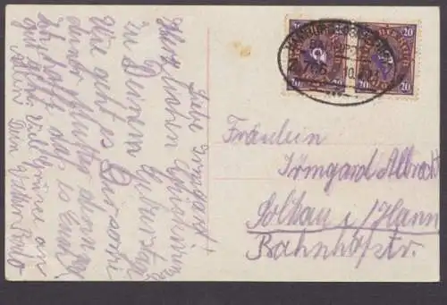 Mädchen mit Rosenkorb überbringt Geburtstagsglückwünsche - 403385
