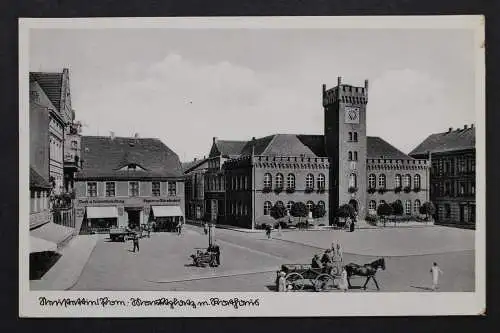 Neustettin, Marktplatz mit Rathaus - 423474