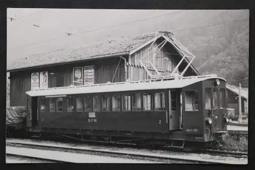 Eisenbahnwaggon vor Bahngebäude - 423351