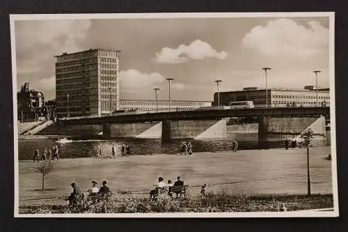 Frankfurt a. M., Friedensbrücke und Hochhaus Süd - 424573