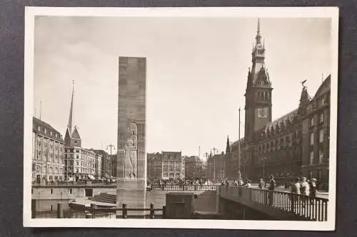 Hamburg, Ehrenmal und Rathaus - 425228
