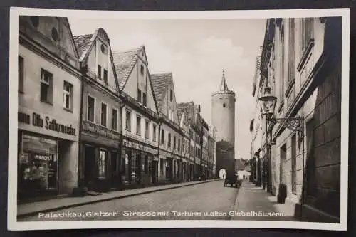 Patschkau/Schlesien, Glatzer Strasse mit Torturm u. alten Giebelhäusern - 425530