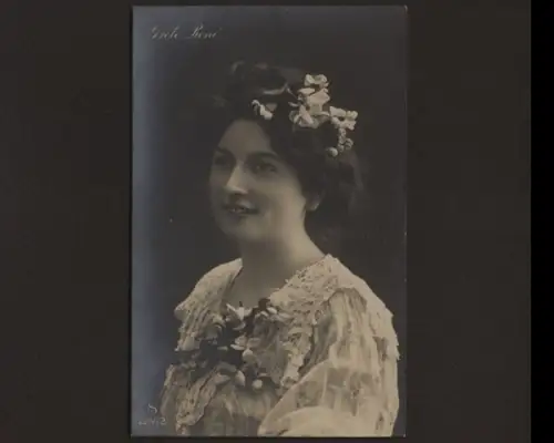 Junge Frau mit Blüten im Haar - 400777