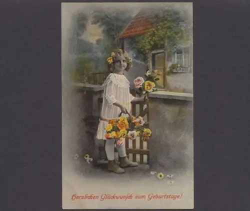Mädchen mit Rosenkorb überbringt Geburtstagsglückwünsche - 403385
