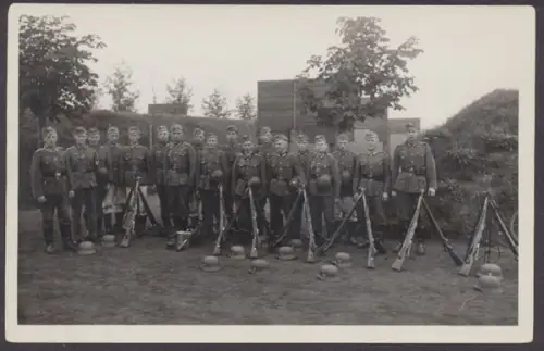 Soldatengruppe auf der Schießbahn - 403733