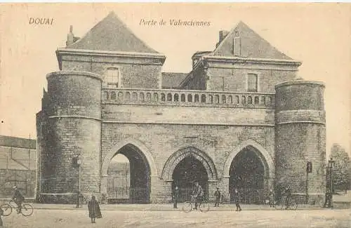 AK Douai Porte de Valenciennes versandt Feldpost 1915