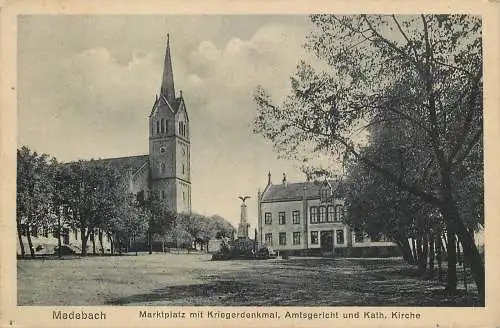 Ansichtskarte Medebach Marktplatz mit Kriegerdenkmal Amtsgericht & Kirche