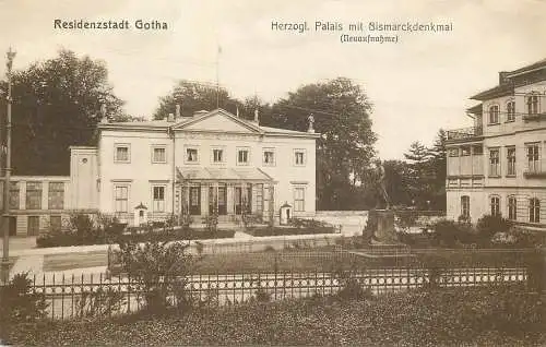 AK - Residenzstadt Gotha Herzogl. Palais mit Bismarckdenkmal