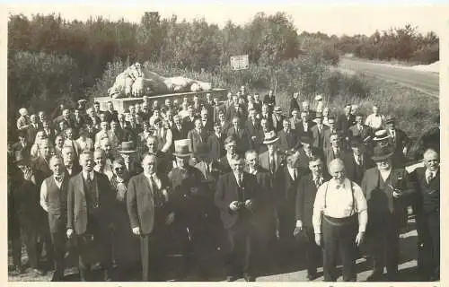 AK - Gruppenfoto Denkmal Der Kapelle Heilige Fine (Frankreich)