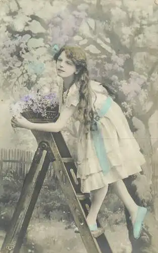 AK - Mädchen beim Blumen pflücken versandt 1912