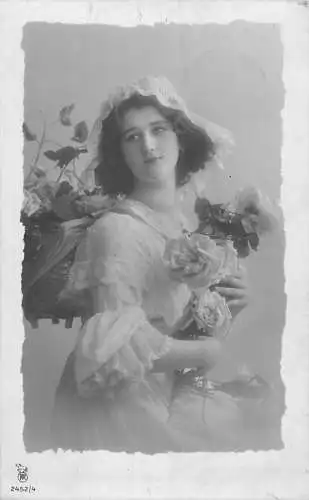 AK - Frau im Kleid mit Rosen versandt 1912