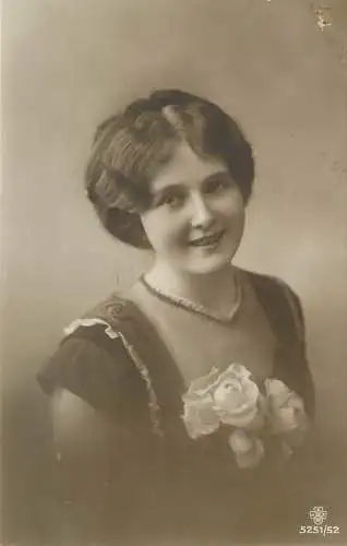 AK - Portrait einer jungen Frau versandt 1916