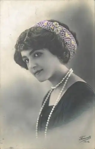 AK - Porträt junge Frau mit buntem Haarband versandt 1916